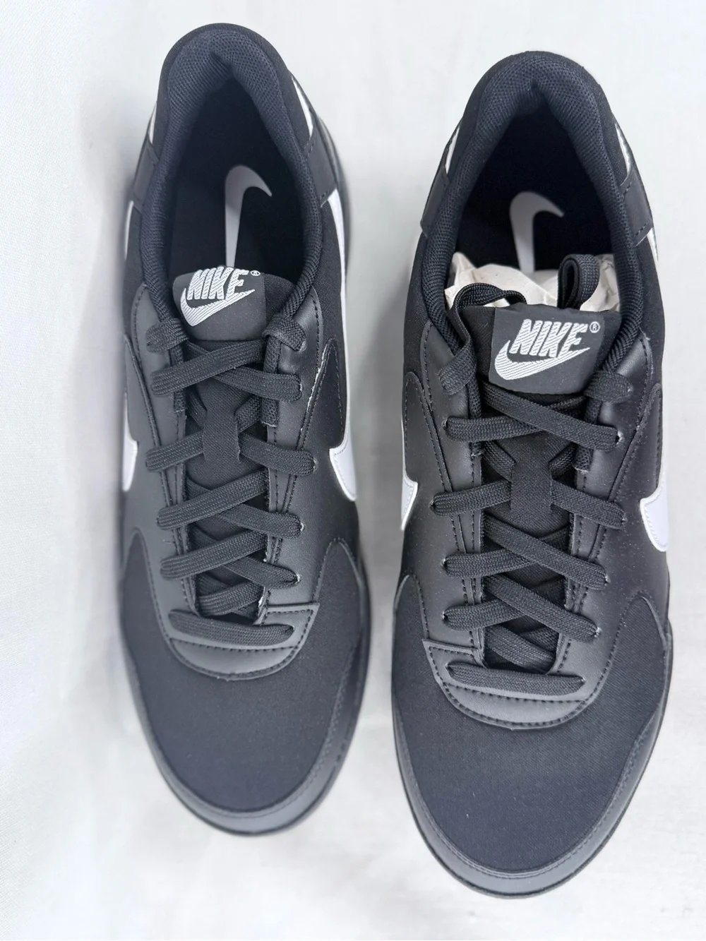 Nike Terra Manta Men’s 11 Black and White Low-Top Sneakers